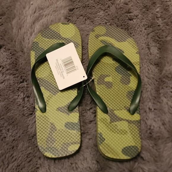 NWT Camo Green Flip Flops Men's Small 8/9 - Picture 1 of 3